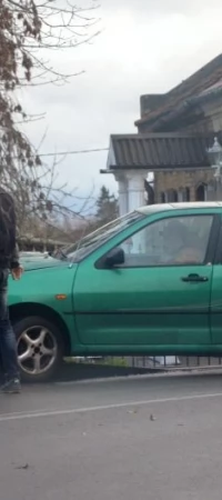 Auto zatrzymało się na barierze na wiślanej skarpie
