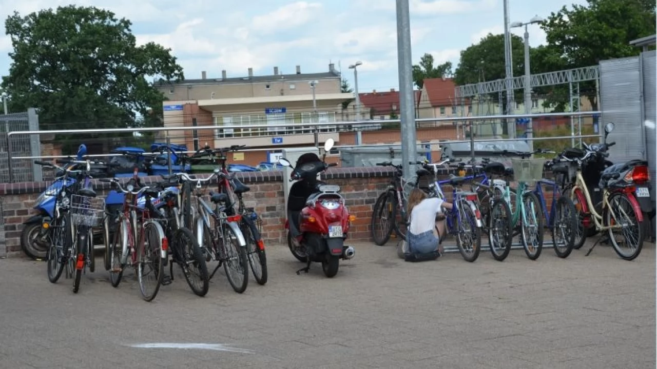 Wiata na kilkadziesiąt rowerów stanie przy dworcu