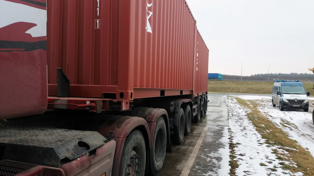 69-tonowa "stonoga" zatrzymana. Nie dość, że przeładowana, to kierowca jechał bez przerwy