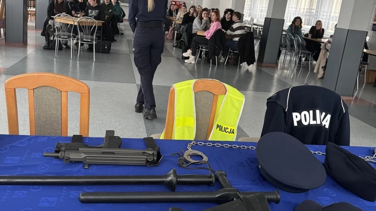 Policjanci zachęcali maturzystów do służby w mundurze