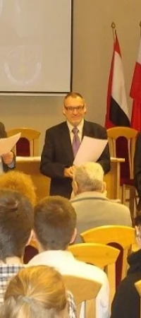 Przewodniczący jury dr Henryk Brancewicz (z lewej), prezes PTMA przedstawia zdobywcę 1. miejsca Mateusza Gralę