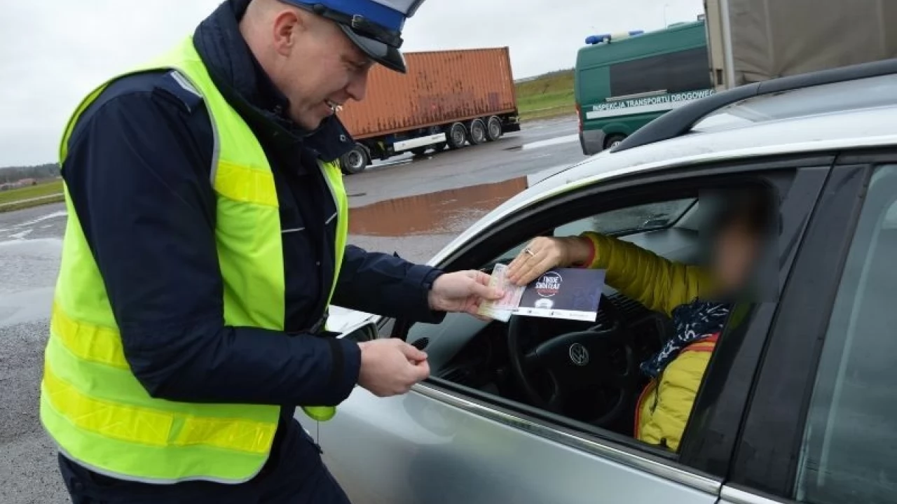 "Mikołajki z pomorską drogówką" - 15 upominków, 2 zatrzymane dowody