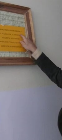 Edward Dembiński pokazuje kodeks, jakim muszą kierować się wychowankowie