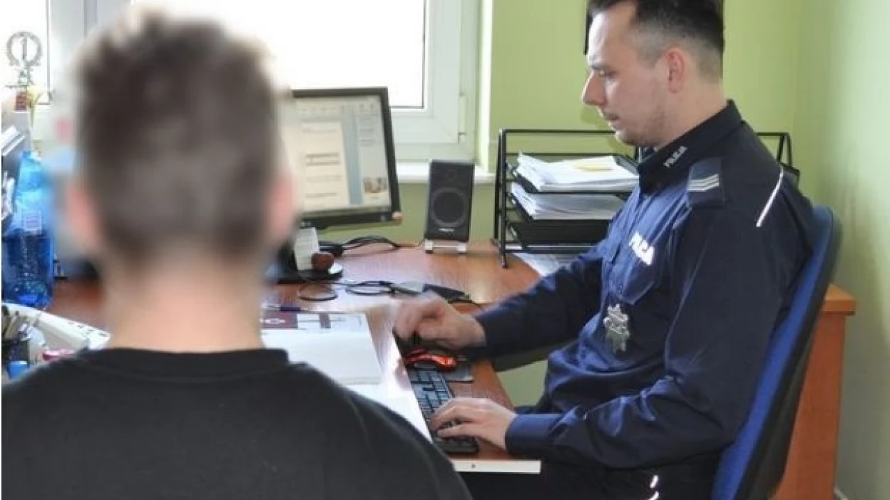 Napadli na 2 sklepy z nożem i atrapą broni. Uciekali osobowym daewoo, ale wpadli