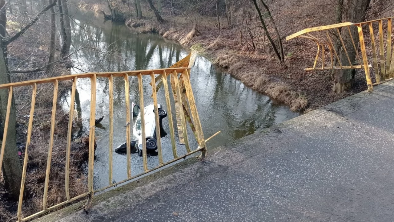 Samochód wpadł do rzeki! Trwa akcja ratunkowa [AKTUALIZACJA]