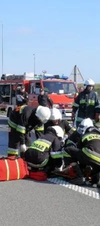 Straż udzialała pierwszej pomocy ofiarom wypadku