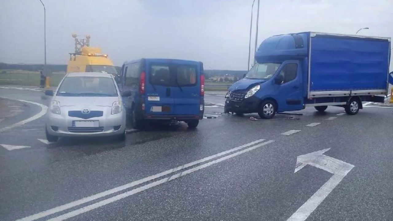 Swarożyn. Trzy auta zderzyły się przy zjeździe z A1