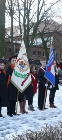 Młodzież podczas jednej z uroczystości patriotycznych