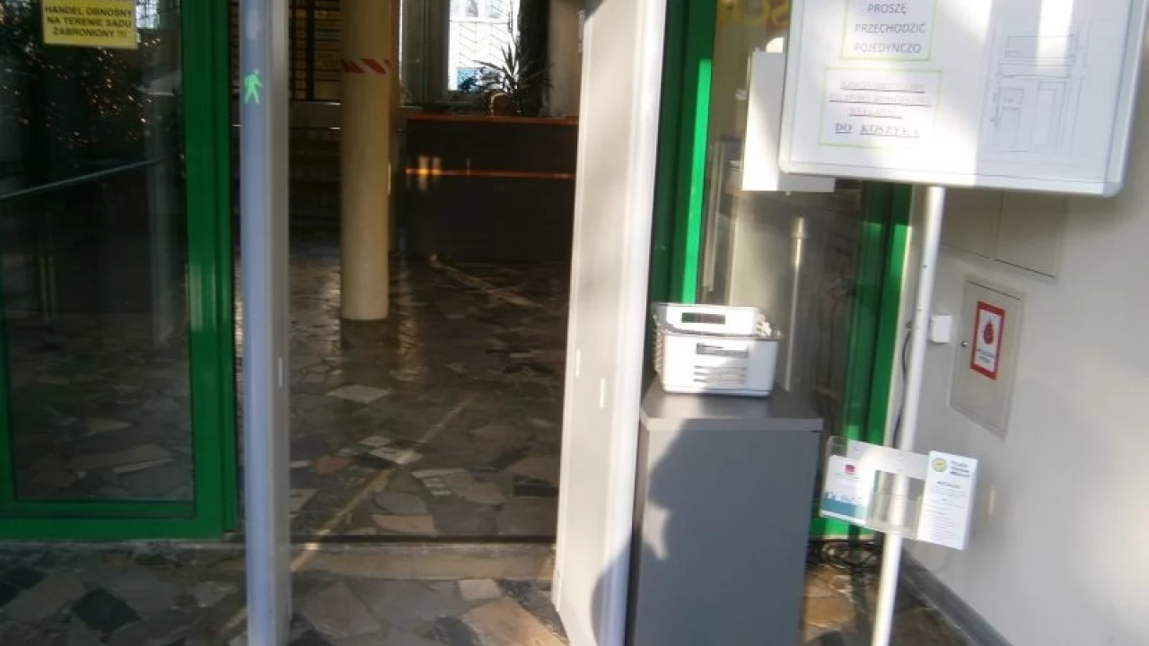 W sądzie jak na lotnisku. Teraz nie wniosą już siekiery