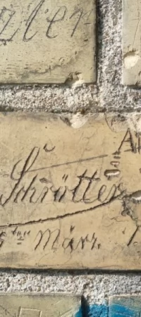 Historyczne napisy na wieżyczkach