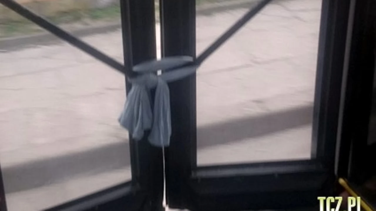"Nie mogłem wsiąść do autobusu, bo drzwi były zawiązane szmatami"