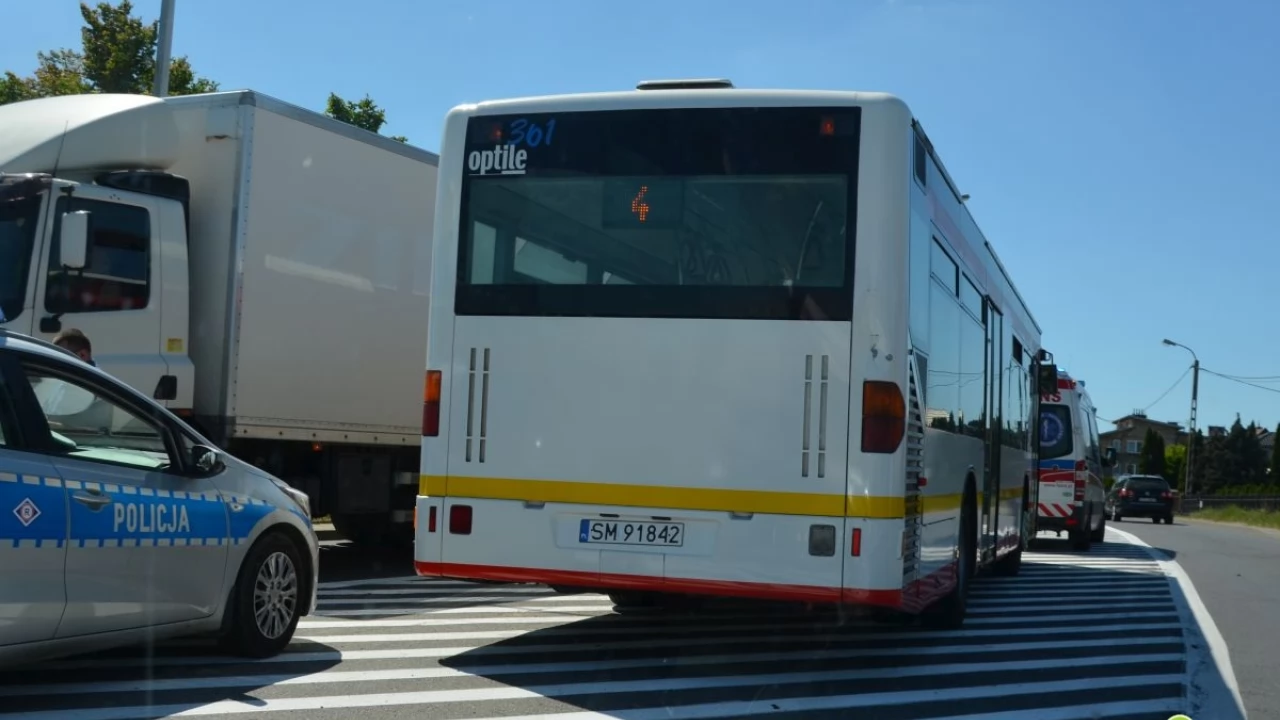 Autobus zderzył się z dostawczym autem. Kierowca Sprintera wymusił pierwszeństwo