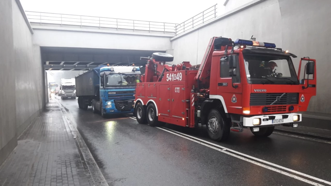 Niebezpiecznie na drogach - wypadek i kolizja 5 aut