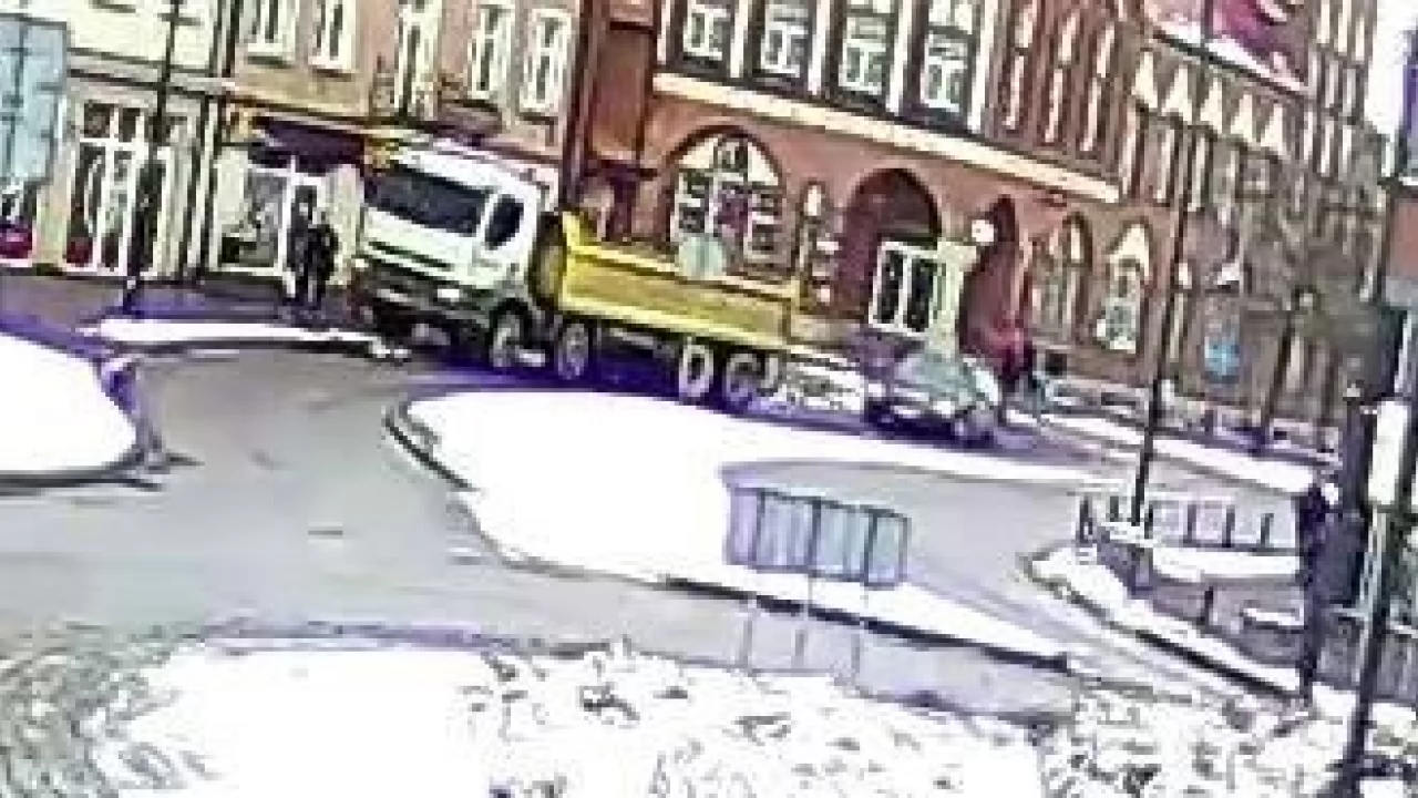 "Nie wyrobił" na zakręcie i odjechał. Na szczęście na chodniku nikogo nie było