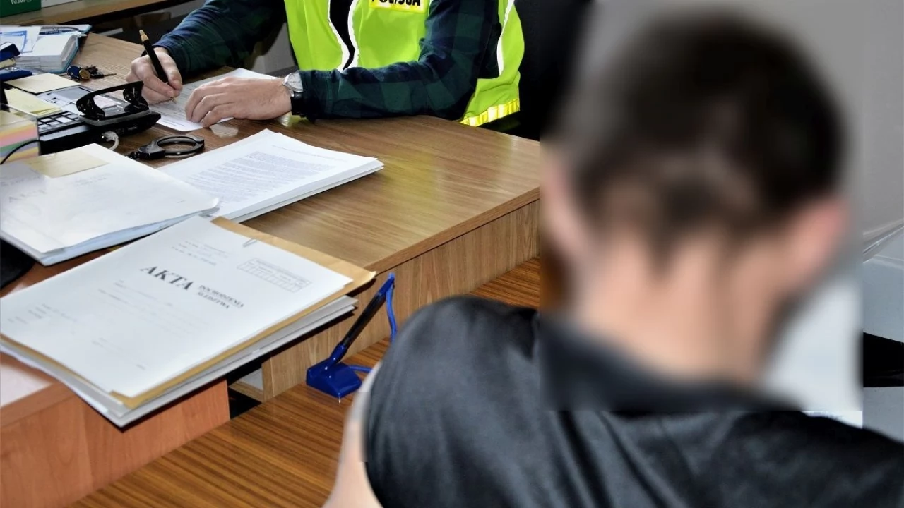 Po narkotykach spowodował kolizję. W schowku policjanci znaleźli zawiniątko...