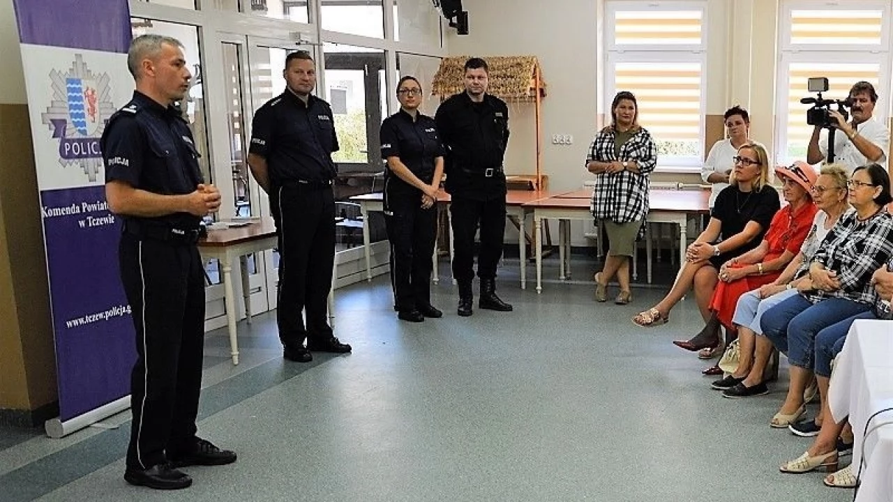 Policjanci pouczali seniorów jak nie paść ofiarą oszustów