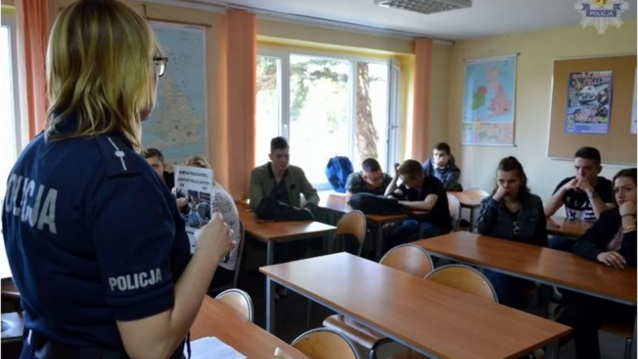 Funkcjonariusze zachęcali młodzież do pracy w policji