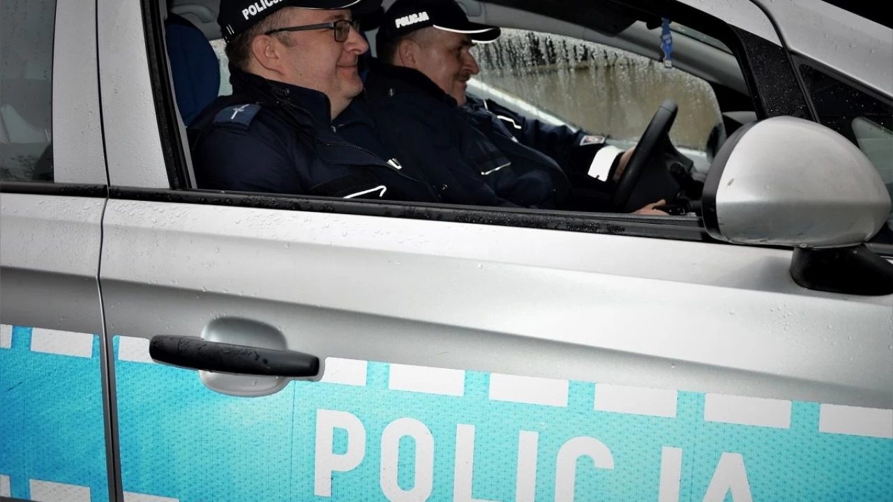 Dzielnicowi pomogli nieprzytomnej 80-latce. Rozpoznali hipoglikemię