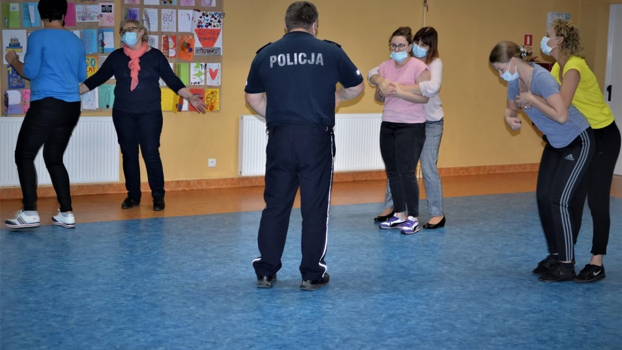 Dzielnicowy uczył pracowników socjalnych samooobrony i pierwszej pomocy
