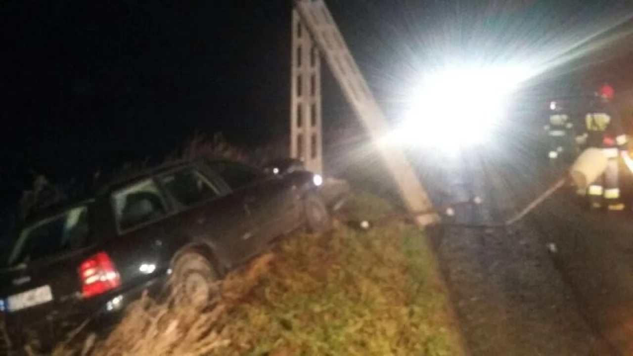 Audi staranowało słup - trzy osoby ranne