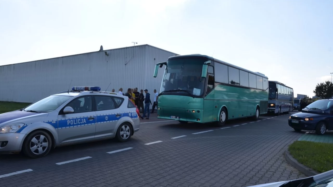 Zabezpieczanie przejazdów grup kibicowskich. Radna pyta, ile czasu to zabiera policjantom