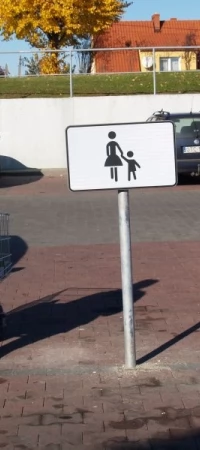 Nowe oznakowanie przy sklepie przy ul. Braci Grimm...