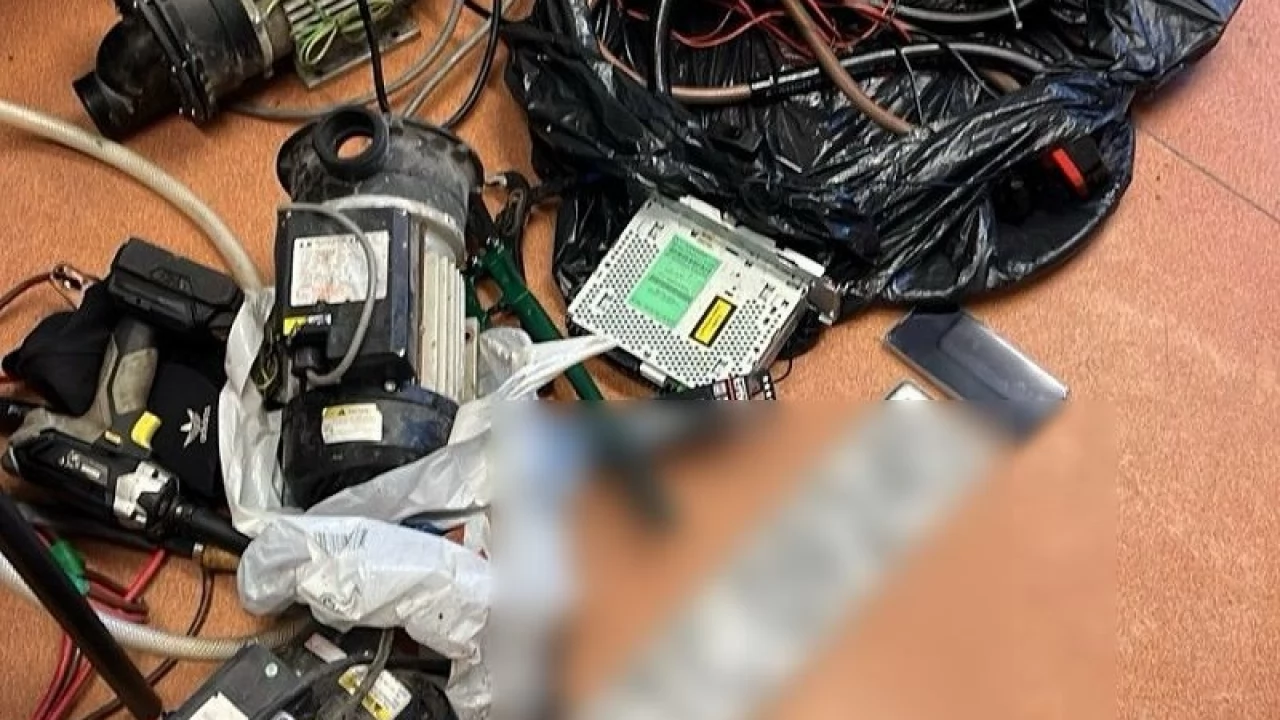 Ginęły katalizatory i tablice rejestracyjne. 32-latek w rękach funkcjonariuszy