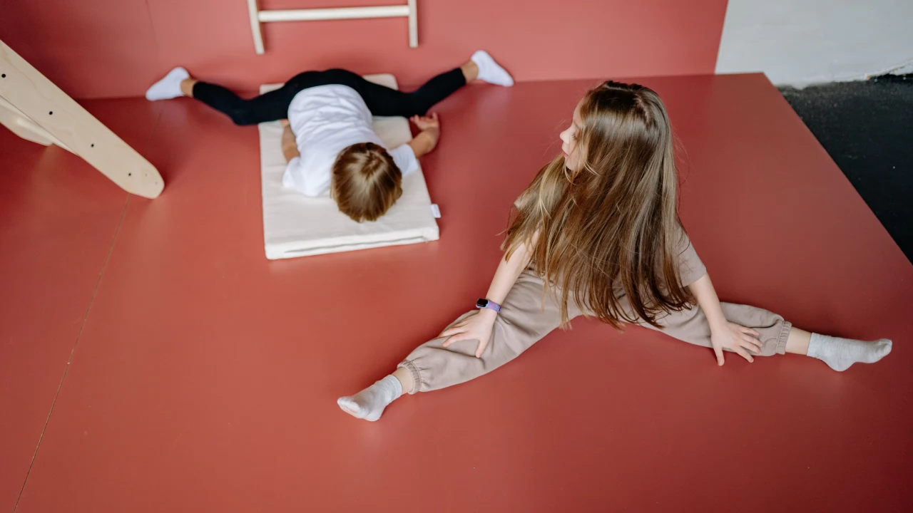 Jak treningi cheerleaderskie i akrobatyka kształtują prawidłową postawę u dzieci?