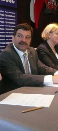 Jarosław Sellin (z lewej) podkreślał, że PiS to jedyna partia programowa w Polsce