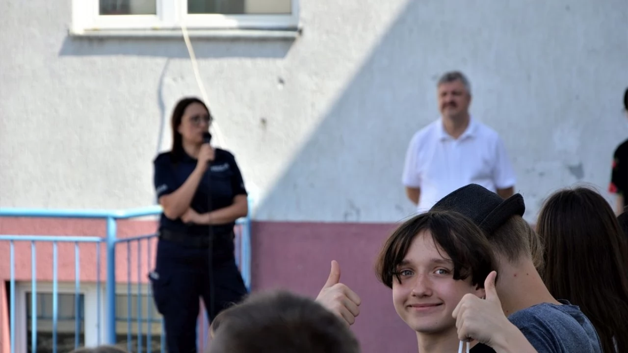 Policyjne rozmowy o bezpieczeństwie podczas wakacji