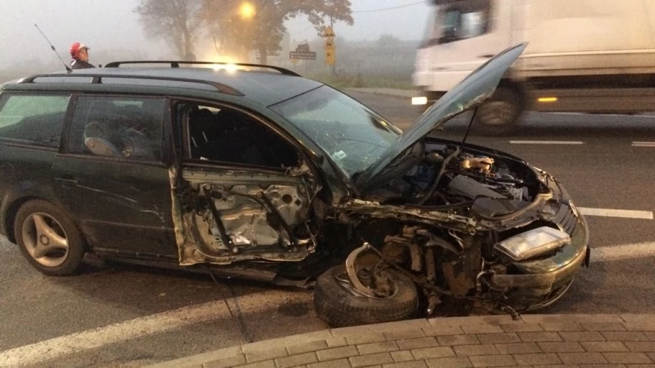 Osobówka zderzyła się z ciężarówką - jedna osoba ranna