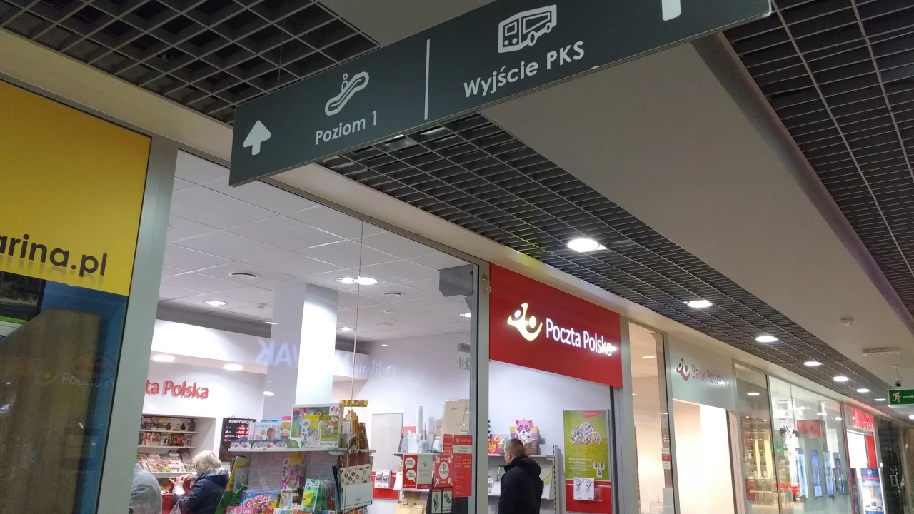 Z przesyłką i listem do galerii. Poczta w nowej lokalizacji