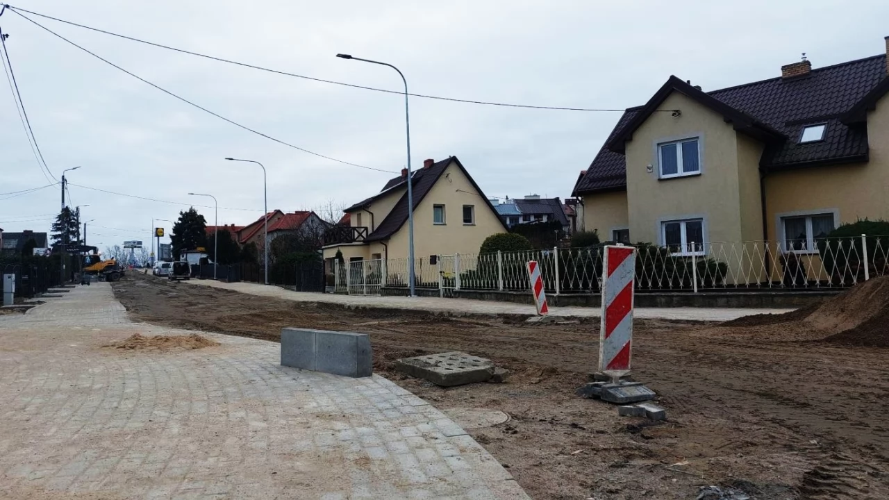 Ul. Zygmunta Starego. Czekają na masy bitumiczne
