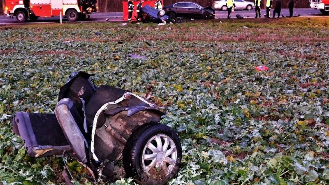 Wypadek w Rudnie. Jedno z auto zjechało na przeciwny pas ruchu