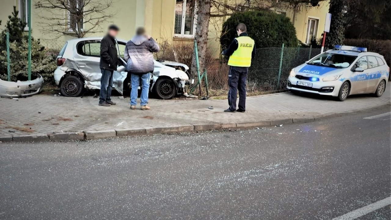 Zignorował znak stop i spowodował wypadek. Policja zatrzymała prawo jazdy 22-latkowi