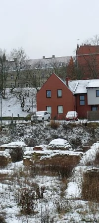 Odkryte mury warownej budowli niszczeją
