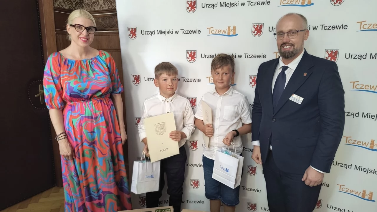 Uratowali 200 ryb z wysychającego stawku. Przenieśli je w misce na pranie