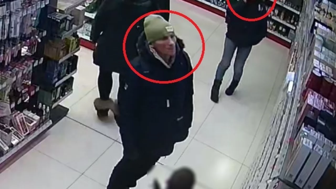 Rozpoznajesz osoby ze zdjęcia? Być może mają związek z kradzieżą perfum w drogerii
