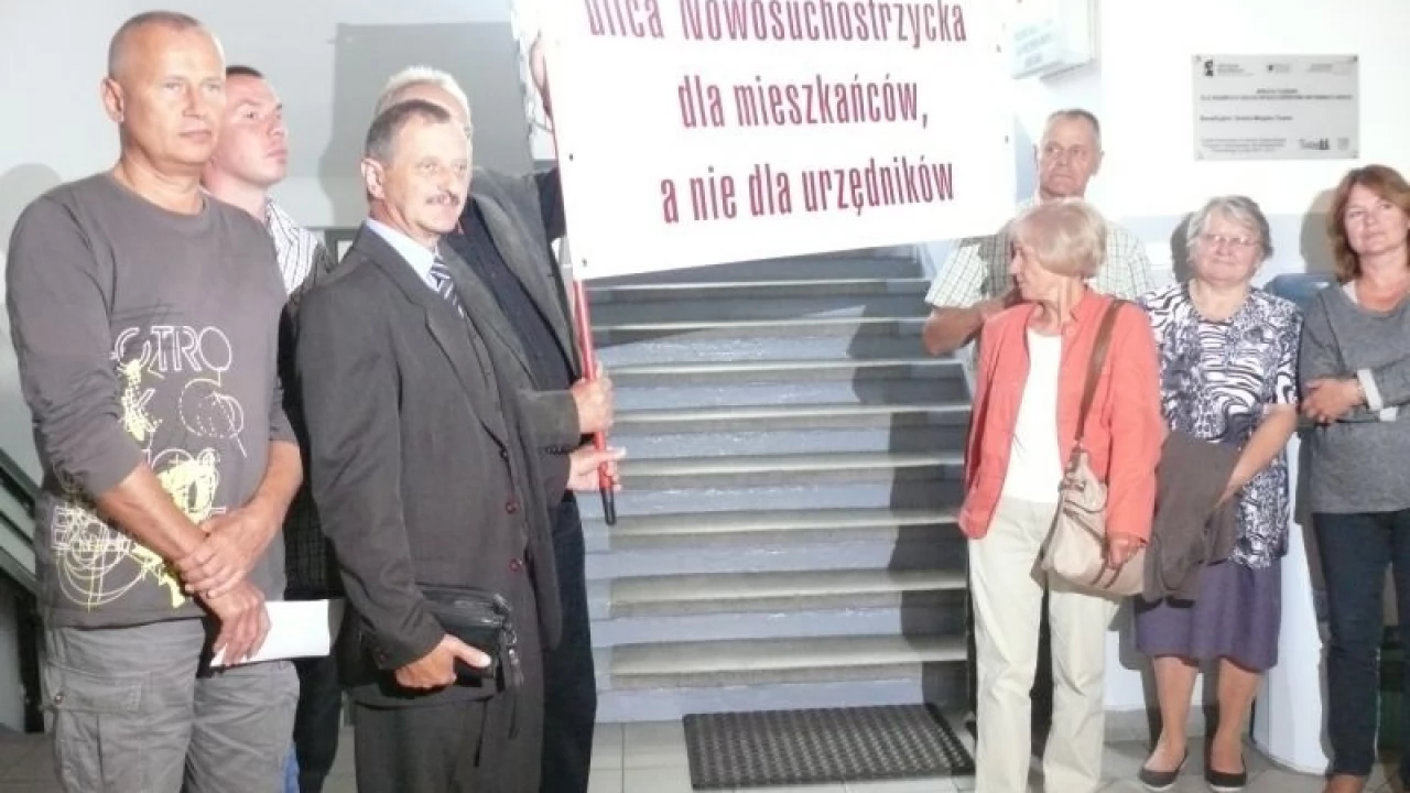 Ul. Nowosuchostrzycka. Mieszkańcy chcą zjazdów na swoje posesje