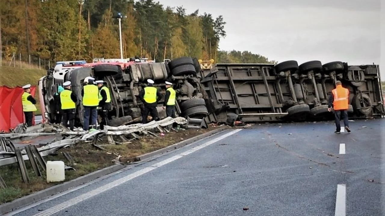 Policjanci wyjaśniają okoliczności tragicznego wypadku, w którym zginął kierowca tira