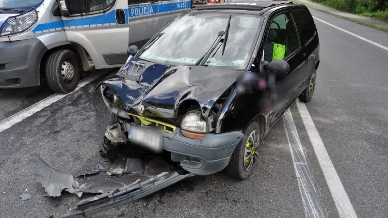 Bez prawa jazdy najechała na tył busa