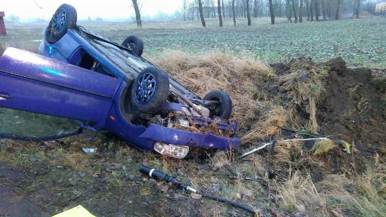Królów Las. Strażacy uwalniali zakleszczoną ofiarę wypadku