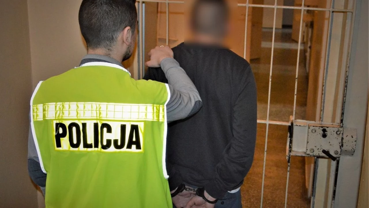 Oglądali się za policjantami, bo mieli narkotyki. Jeden schował w skarpecie
