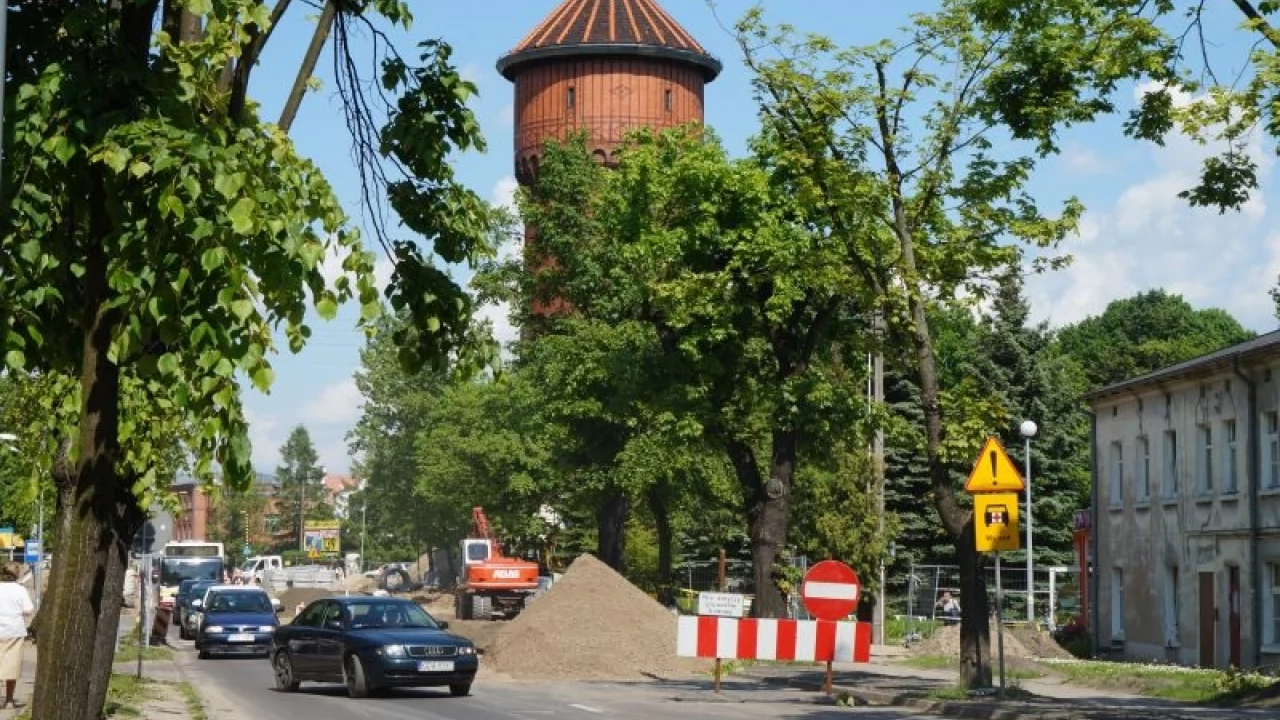 Budowa ronda. Jeden kierunek - ale niektórzy twardo jadą... pod prąd