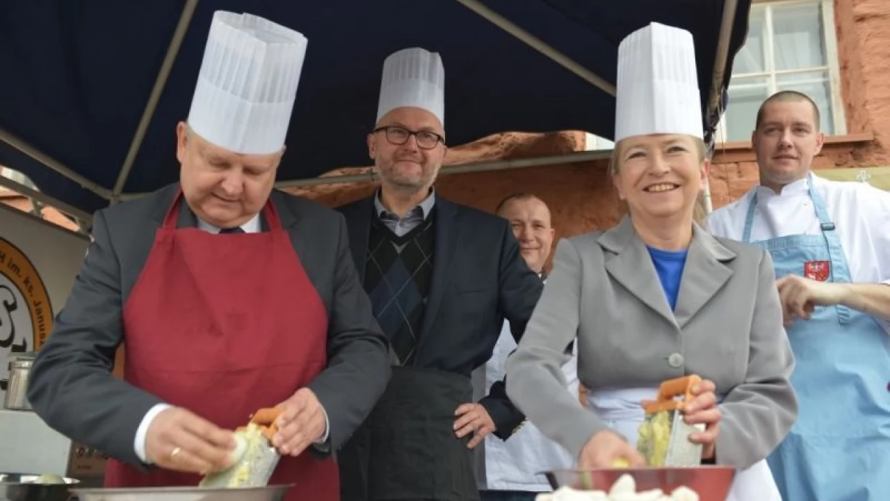 Upiekli rekordowy szandar ze 100 kg ziemniaków