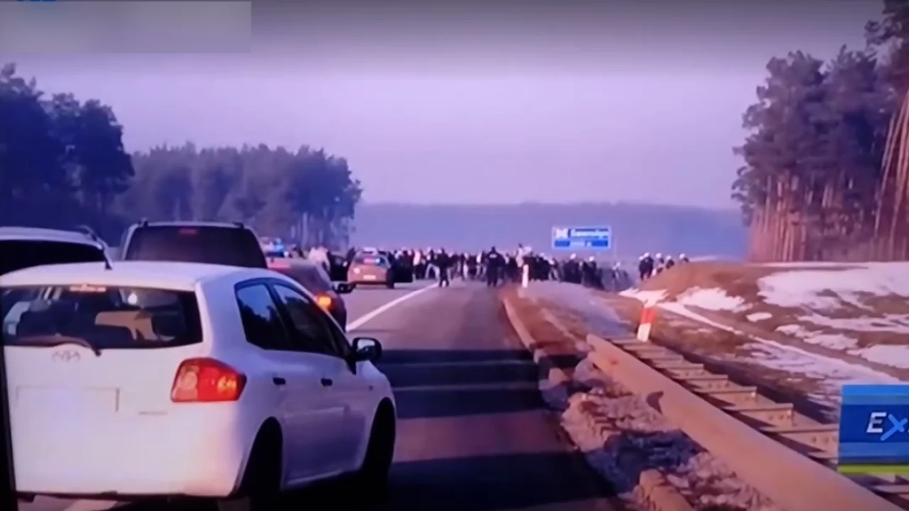 Kibole chcieli bić się na A1. Udało im się zablokować ruch, ale na miejscu była policja