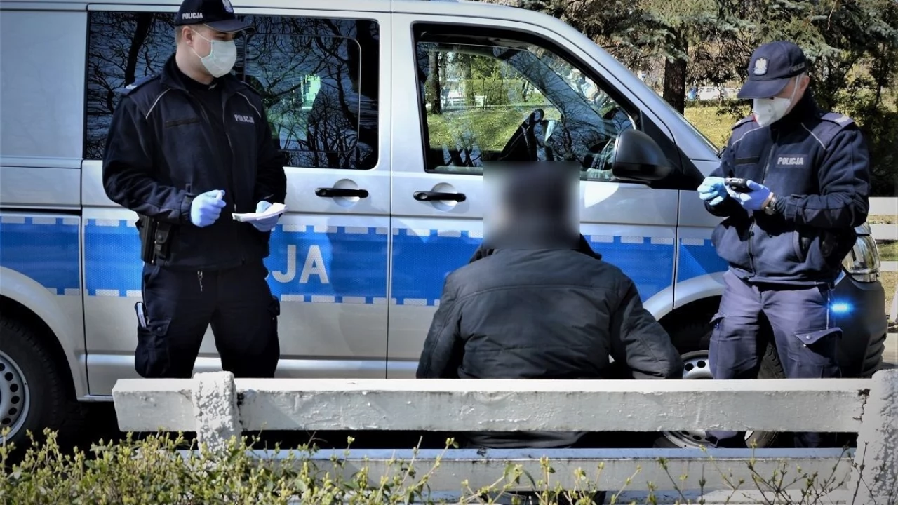 128 mandatów na niestosowanie się do obostrzeń pandemicznych