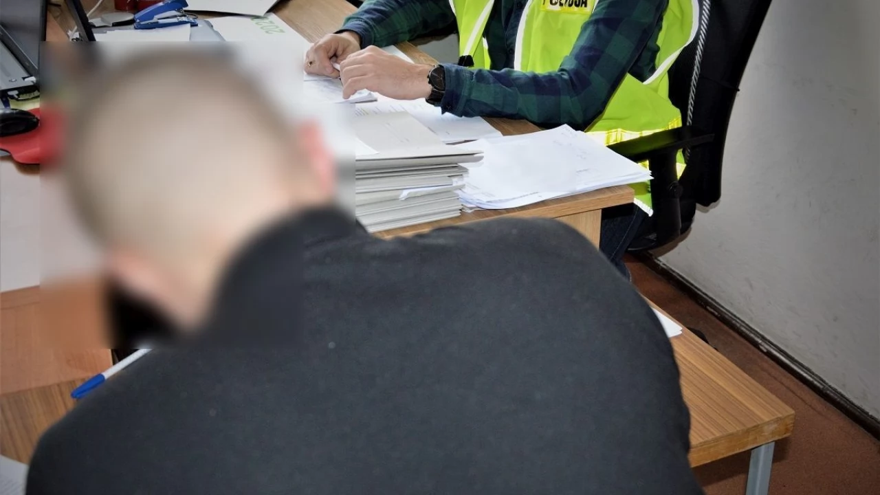 20-latek narkotyki trzymał w słoiku