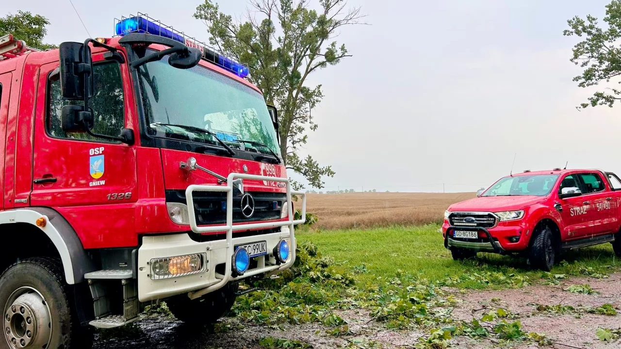 21 interwencji po burzy w powiecie tczewskim. Dzisiaj kolejny alert RCB