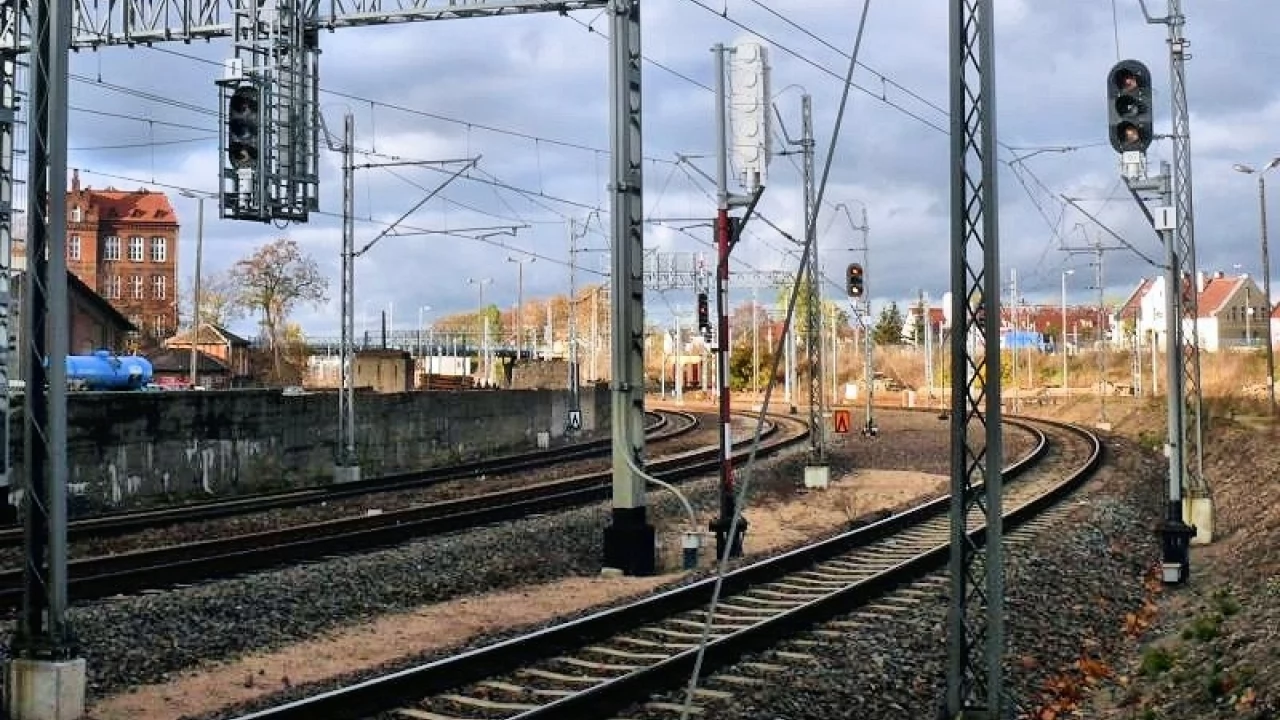 27-latek wypadł z pociągu